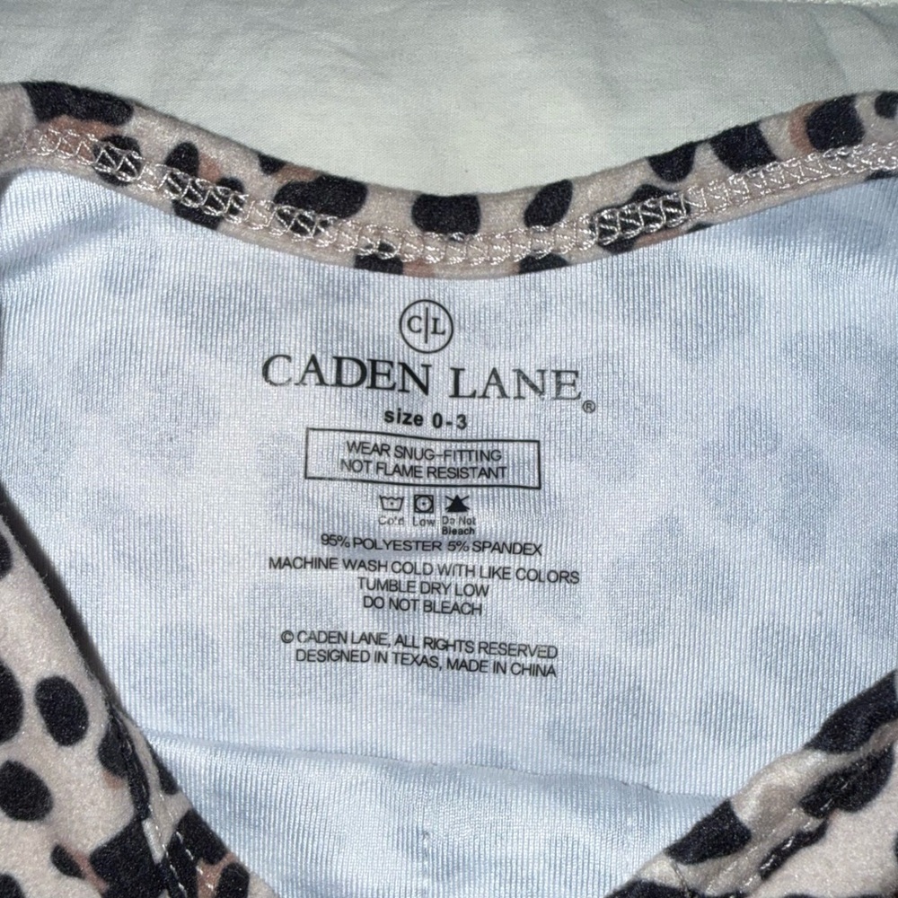 Caden Lane snow leopard print knotted baby gown with matching cap, sz 0-3 mos - Picture 3 of 5